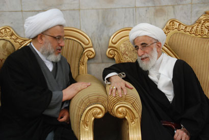 آية الله جنتي يزور مرقد الإمام الحسين عليه السلام