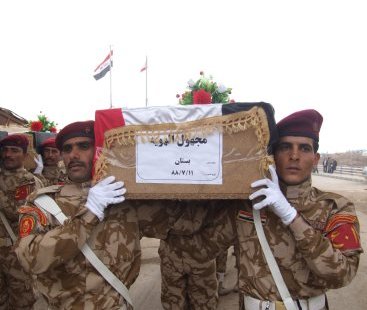 العراق يستلم رفات تسعة من جنوده من الكويت