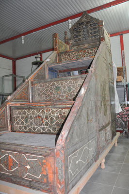 انجاز صيانة وتأهيل منبر خشبي يعود للعهد العثماني الأول في متحف الإمام الحسين (عليه السلام)