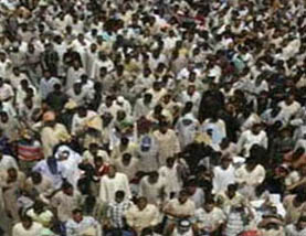 عشرات الالاف يتظاهرون في النجف في ذكرى غزو العراق