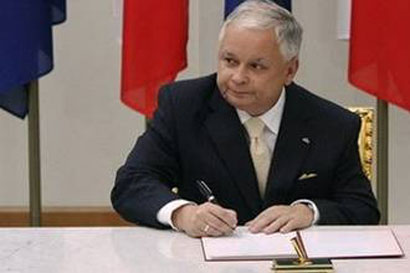 تحطم طائرة الرئيس البولندي لدى هبوطها في روسيا ولا معلومات عن الناجين