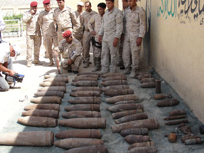 الاجهزة الامنية في كربلاء تعتقل مطلوبين اثنين وتستولي على كميات كبيرة من الاسلحة والمتفجرات (تقرير مصور)