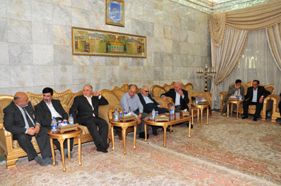 الدكتور احمد الجلبي يزور مرقد الإمام الحسين عليه السلام في كربلاء