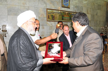 امانة العاصمة تكرم ممثل المرجعية الدينية في كربلاء درع بغداد تثمينا لدوره الوطني