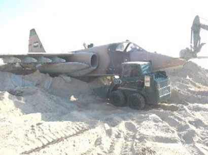 صور اكتشاف الطائرات الحربية التي دفنها صدام في رمال الصحراء( تقرير مصور)