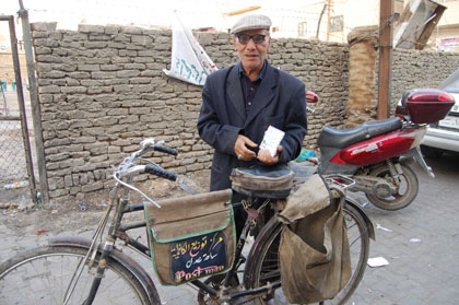 رضا القباني من كربلاء: يفتخر انه اقدم ساعي بريد على قيد الحياة