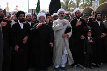 ممثل المرجعية الدينية العليا يتوسط موكب المعزين بذكرى استشهاد الزهراء (تقرير مصور)