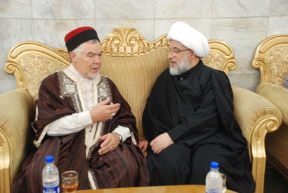 المفكر الاسلامي الدكتور محمد التيجاني السماوي يزور مرقد الامام الحسين ويلتقي بالشيخ الكربلائي