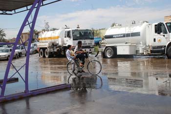 بعد خمسة اعوام من مشاريع البنى التحتية ... كربلاء تطفو على بحيرات مائية في اول زخة مطر (تقرير مصور)