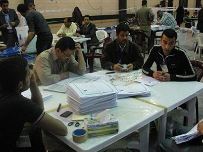 بمشاركة 660 موظفاً وقاعتين يعمل في كل منهما 330 موظفا بدات صباح اليوم عمليات عد وفرز مليونين ونصف مليون استمارة اقتراع يدويا