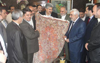 مسؤول تجاري إيراني يزور كربلاء ويقدم عروضا استثمارية في البناء والسجاد والأغذية