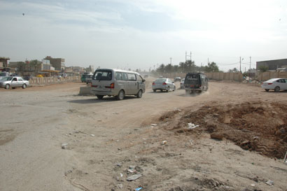 تذمر مواطنون في كربلاء من تأخير انجاز شارع حيوي ومسؤولون يعزون السبب في حالات التجاوز على الشارع