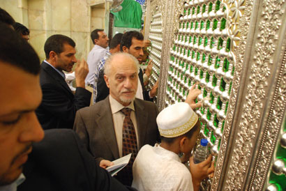 الدكتور حسين الشهرستاني  يزور العتبة الحسينية المقدسة