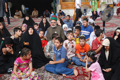 وفد من ذوي الاحتياجات الخاصة يزور مرقد الإمام الحسين ويشارك الزائرين بالتبرك في مضيفه المبارك