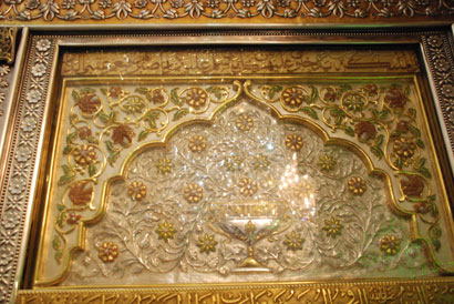 قطعة نادرة مزينة بالماس تزين ضريح سيد الشهداء بكربلاء