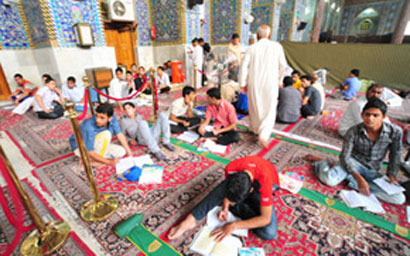 زيادة القطوعات الكهربائية  في أوقات الامتحانات وطلبة المدارس يلجئون الى العتبات المقدسة للمطالعة (تقرير مصور)