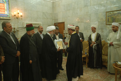 العتبة الحسينية المقدسة تكرم أعضاء مؤسسة الإمام الشافعي والوفد المشارك بمؤتمر الاديان