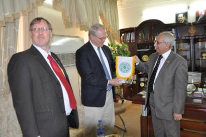 جامعة الكوفة تستقبل السفير الأمريكي هي الأولى من بين الجامعات العراقية(تقرير عن الزيارة )