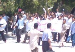 قوة عسكرية امريكية تدخل المعهد التقني بالعمارة وسط تظاهرات استنكارية لطلبة المعهد