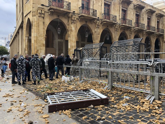 بالصور: هكذا بدت وسط بيروت بعد المواجهات العنيفة