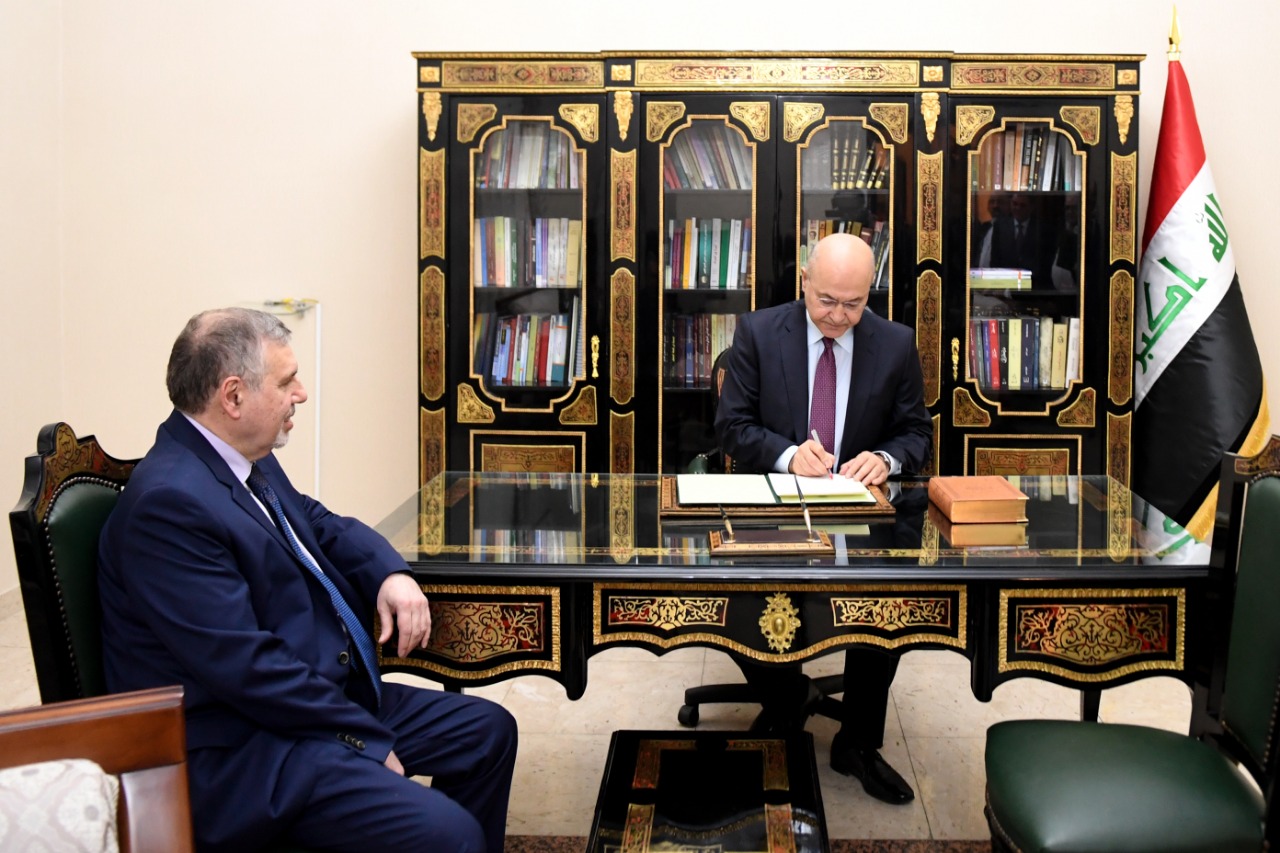 صور .. رئيس الجمهورية يكلف محمد علاوي