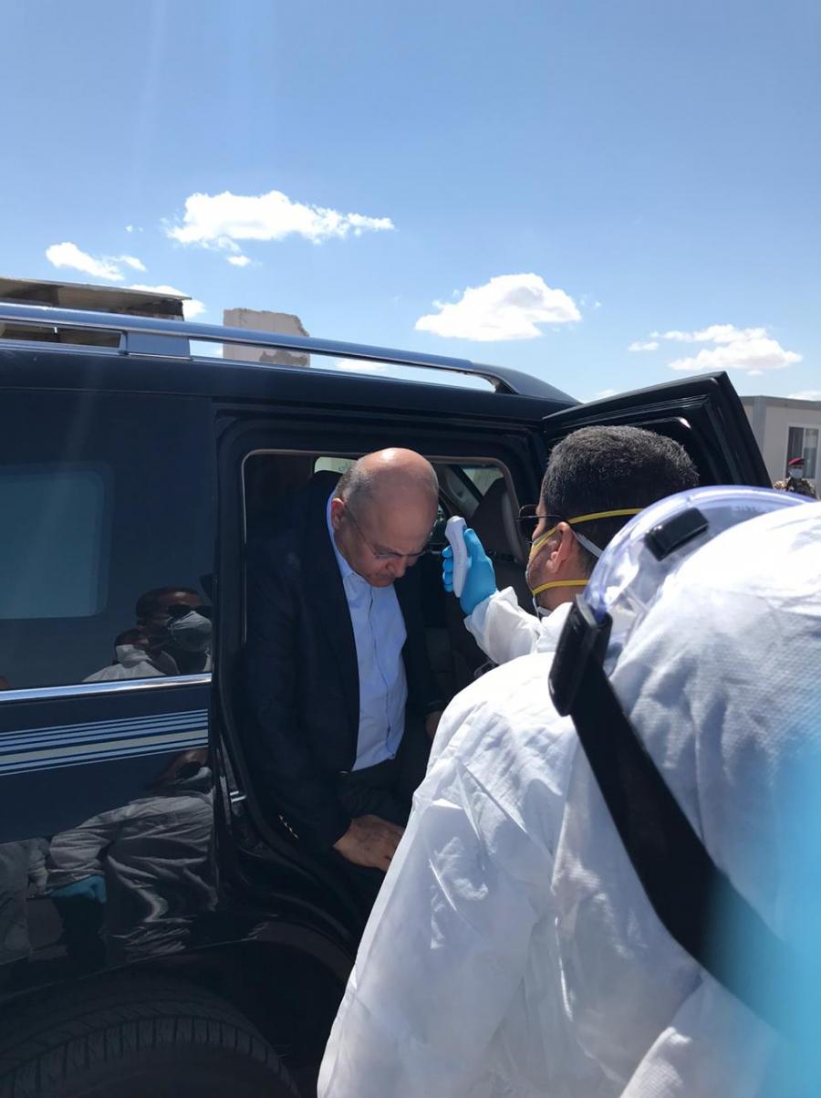 بالصور .. رئيس الجمهورية يجتاز فحص كورونا بنجاح قبل دخول الانبار