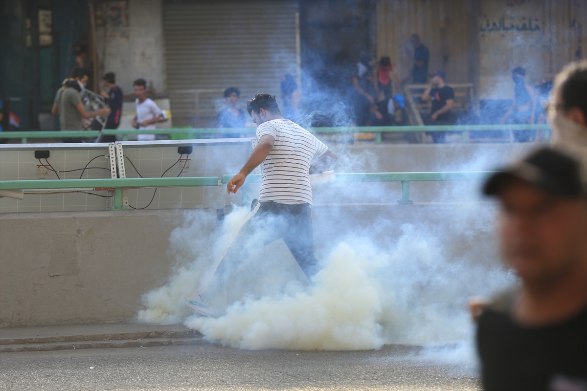 حالات اختناق بسبب الغاز اثناء تفريق تظاهرات بساحة التحرير