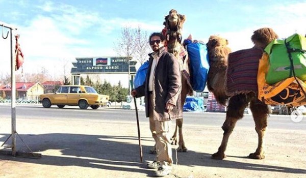 سائح ايراني يعتزم السفر حول العالم باستخدام الابل