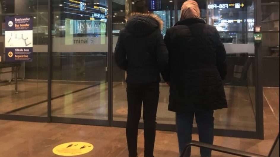 عراقية عالقة مع ابنها  في مطار ستوكهولم منذ 4 أيام تحت تهديد الترحيل