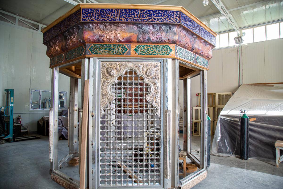 بالصور:صناعة شبّاكٍ لمقام كفّ أبي الفضل العبّاس (عليه السلام) الأيسر في كربلاء