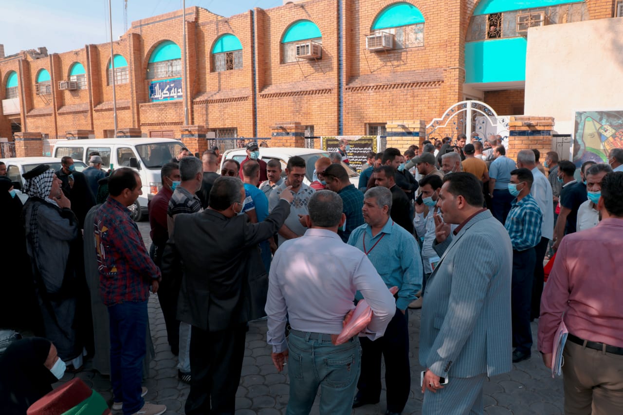 بالصور .. موظفو بلدية كربلاء ينظمون وقفة احتجاجية بسبب تأخر صرف الرواتب