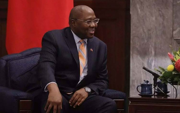 أول وفاة لرئيس وزراء بسبب (كورونا)