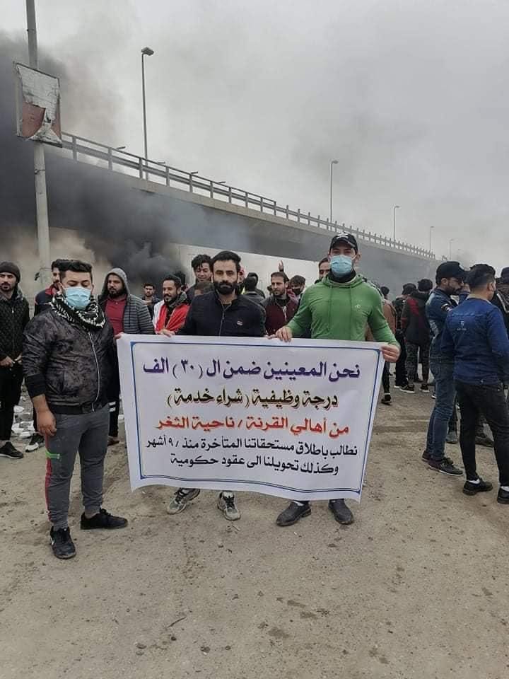 متظاهرون يشلون حركة السير بالبصرة لتأخر الرواتب