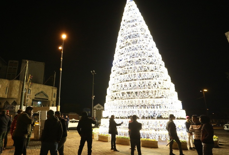 صور.. شجرة عيد الميلاد تضيء ساحة التحرير ببغداد