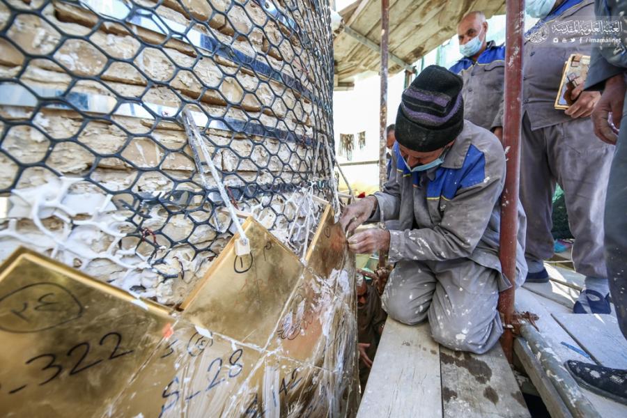 بالصور:تذهيب للمنارة الشمالية لمرقد امير المؤمنين علي بن ابي طالب عليه السلام بالنجف الاشرف