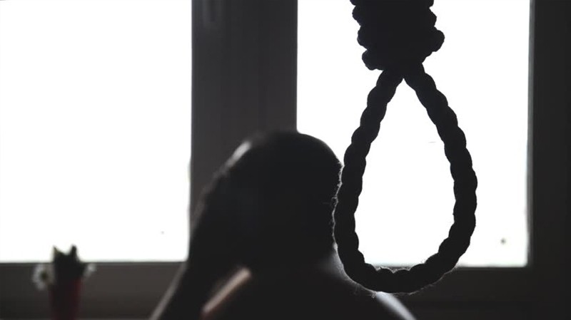 بعد حكم بالمؤبد.. سجين يشنق نفسه بليفة الحمام في السليمانية