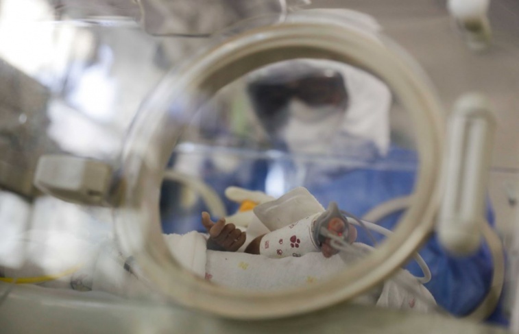 طبيب يبيع رضيعا عجز والداه عن دفع نفقات المستشفى