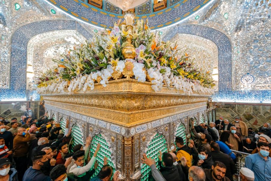 شاهد احدث صور لضريح أمير المؤمنين( عليه السلام) تحيطه الزهور في يوم مولده المبارك