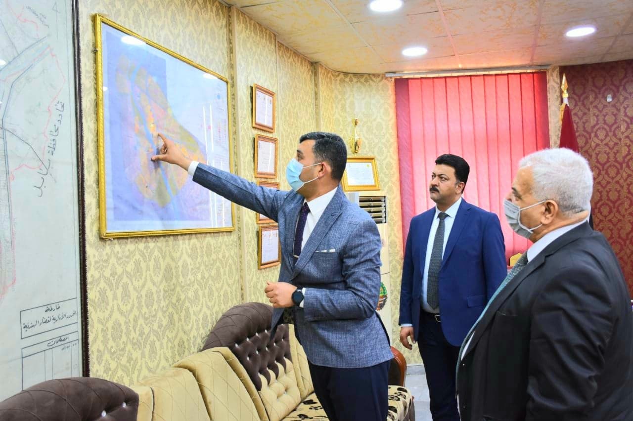 وفد من مجلس الوزراء يناقش في قضاء طويريج انشاء جسر ثالث على نهر الفرات بقيمة 9 مليار دينار