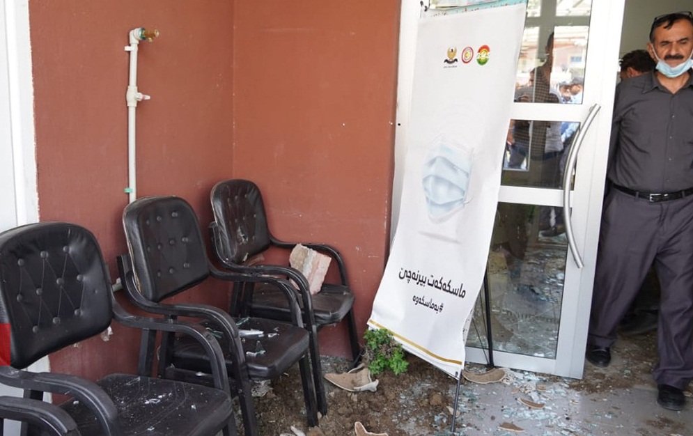 في السليمانية :العشرات من محتجين يحطمون زجاج دائرة التربية بسبب استمرار إغلاق المدارس..صور