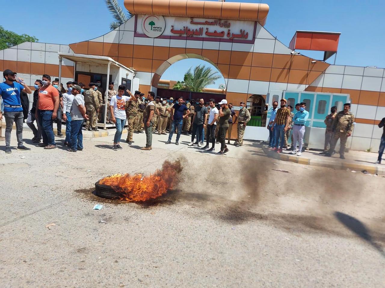 محتجون يغلقون مبنى صحة الديوانية