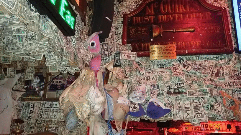 "لا يستطيع أحد سرقتها".. مطعم يعلق 2 مليون دولار على حوائطه