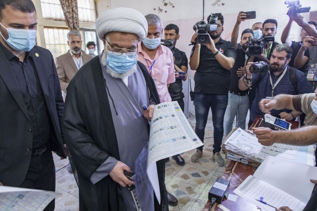 شاهد ممثل المرجع السيستاني يدلي بصوته بالانتخابات في كربلاء