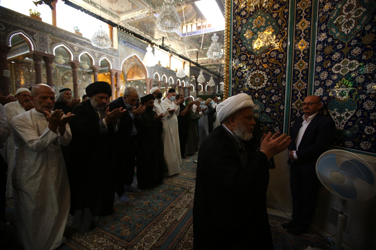 بالصور:الشيخ عبد المهدي الكربلائي يؤم المصلين بالصحن الحسيني للمرة الاولى بعد تفشي كورونا