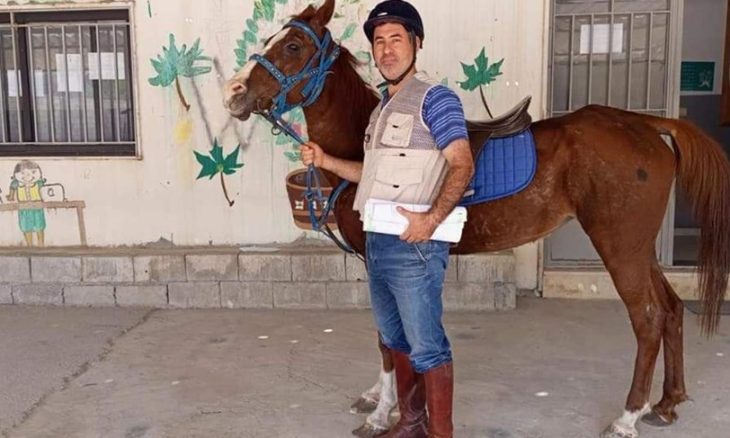 معلم لبناني يمتطي حصانه للوصول إلى المدرسة- (صور)