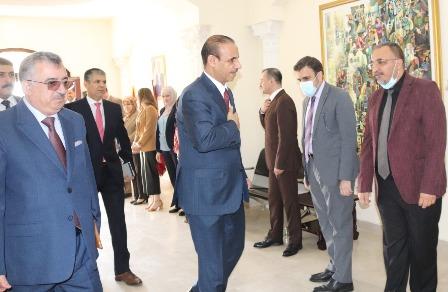 وزير العمل يزور سفارة العراق في قطر ويستمع الى مشاكل المقيمين العراقيين في الدوحة