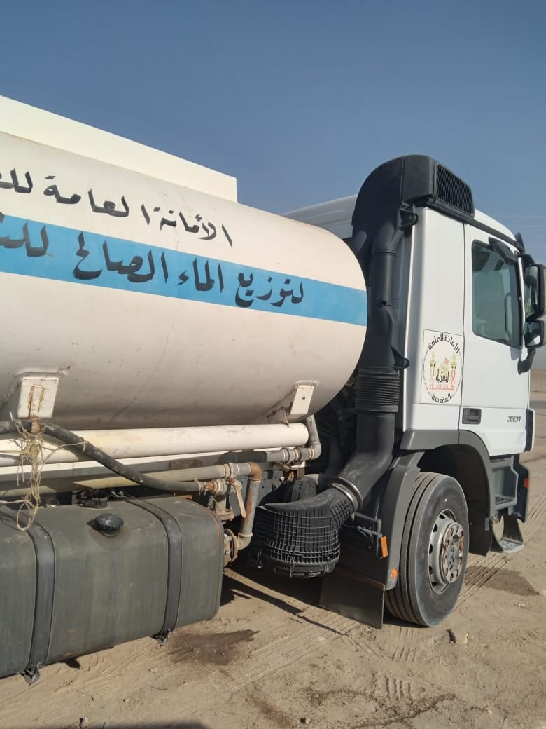 بالصور:العتبة الحسينية وعبر الياتها تواصل توزيع الماء الصالح للشرب لمواطني محافظة البصرة