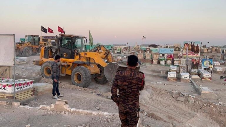 بالصور:ازالة قبور وهمية من منطقة اثرية في النجف.