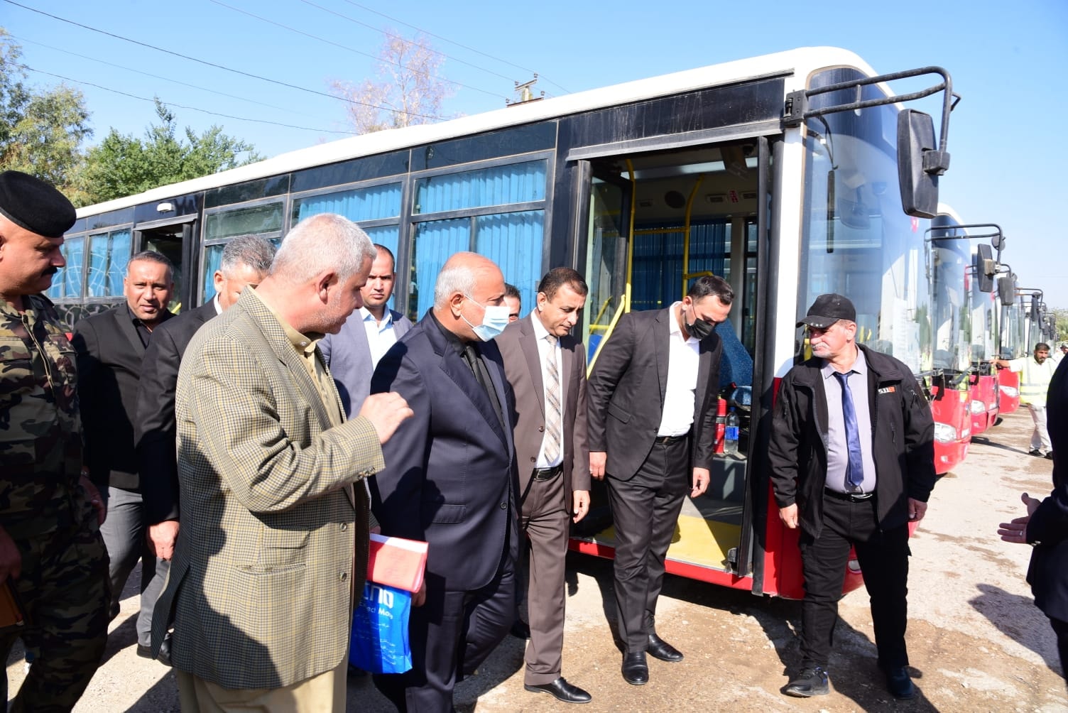 بالصور:محافظة كربلاء تشهد انطلاق باصات النقل العام  وتبدأ بخمسة خطوط والمحافظ يؤكد سنصل الى 100 باص