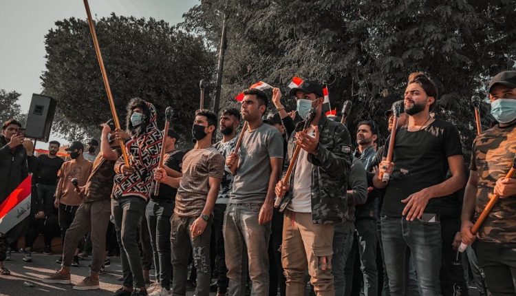 متظاهرون يهاجمون بوابات الخضراء وسط بغداد